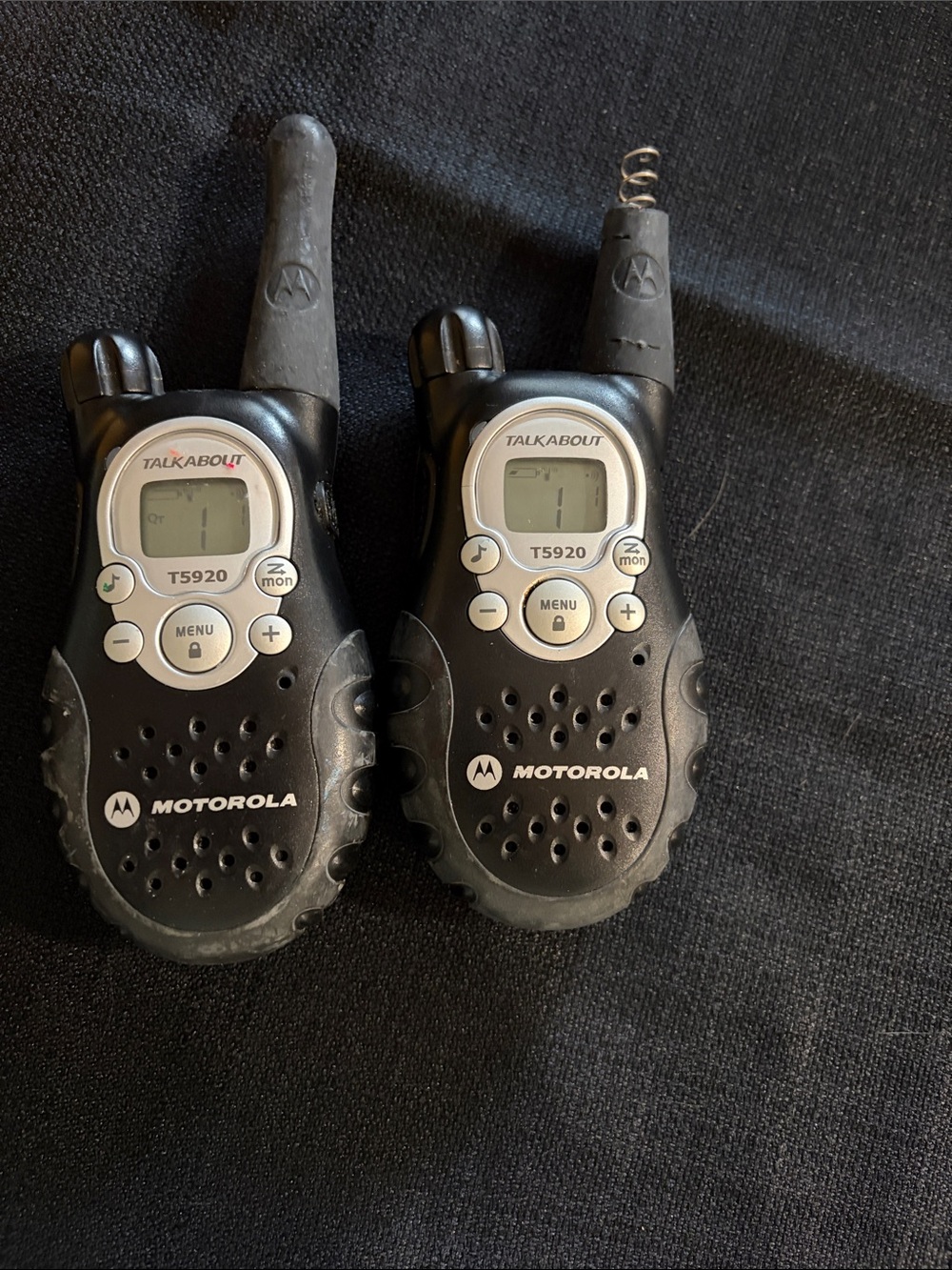 Motorola black Talkabout T5920 Two-Pack Walkie Talkies used - Picture 2 of 4
